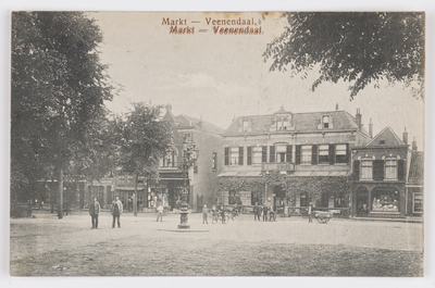 18250 Gezicht op de Markt te Veenendaal, met het hotel De Roskam.